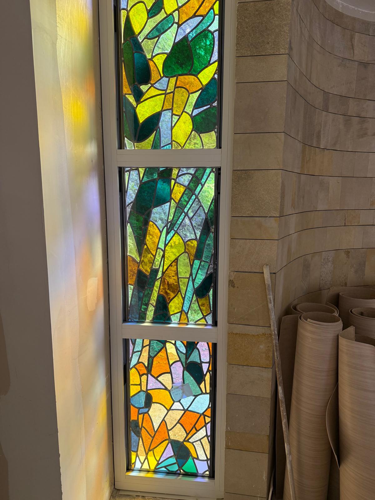 Fenêtre PVC avec verre décoratif type vitrail